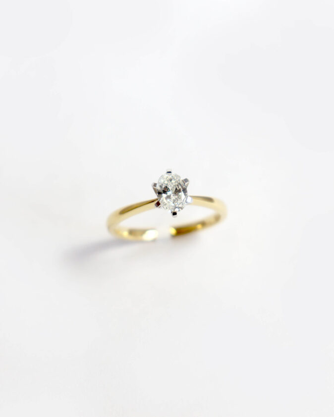 18ct Oval Diamond Minimalist Beauty