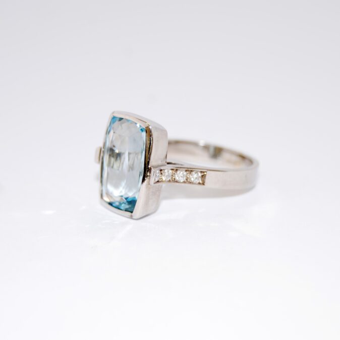 Modern Aquamarine and Diamond Ring - Image 3