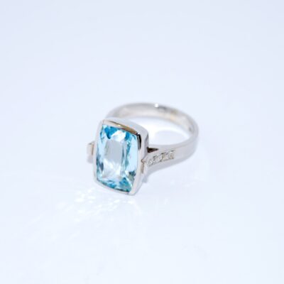 Modern Aquamarine and Diamond Ring