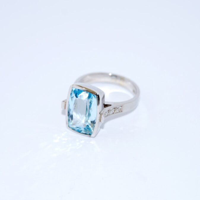 Modern Aquamarine and Diamond Ring