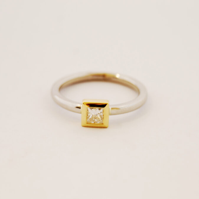 Modern Platinum and Yellow Gold Diamond Ring - Image 2