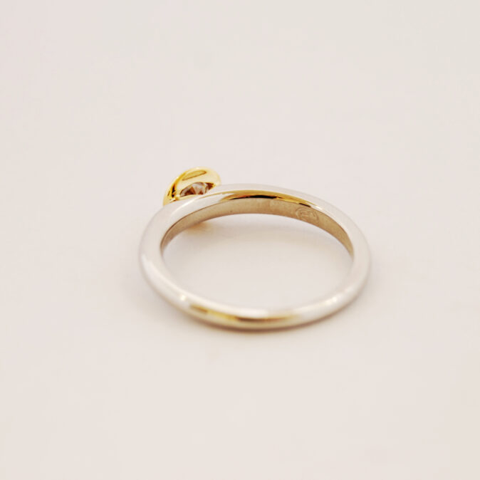 Modern Platinum and Yellow Gold Diamond ring - Image 2