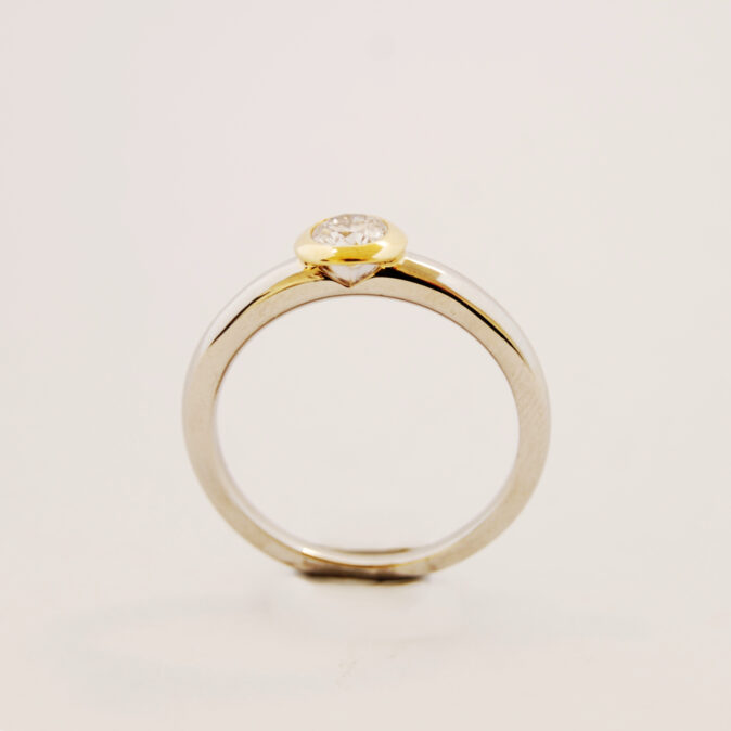 Modern Platinum and Yellow Gold Diamond ring - Image 3